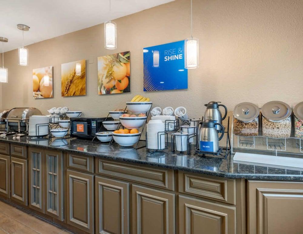 Rodeway Inn & Suites East Windsor Екстер'єр фото