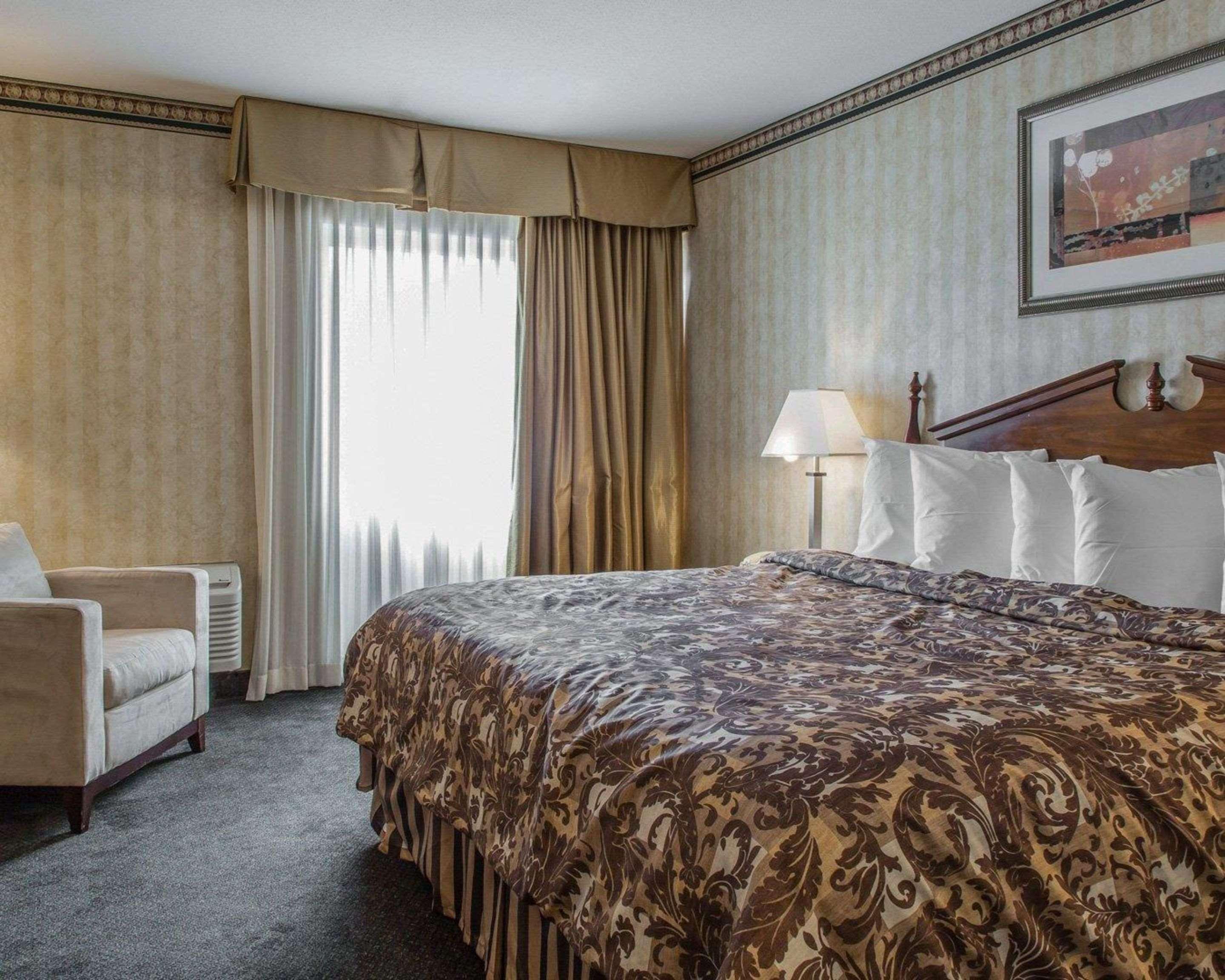 Rodeway Inn & Suites East Windsor Екстер'єр фото
