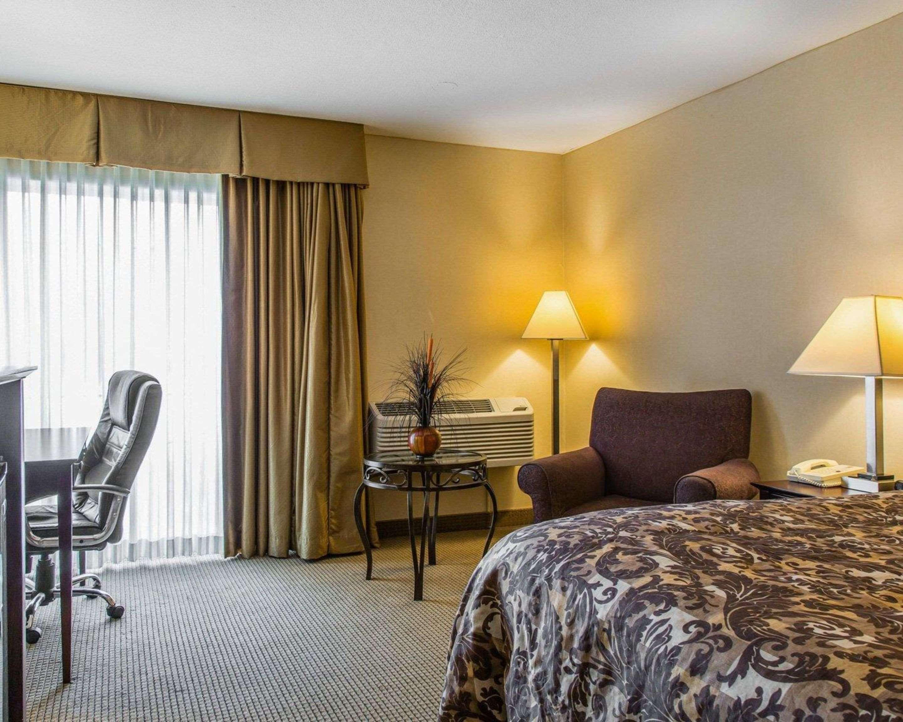 Rodeway Inn & Suites East Windsor Екстер'єр фото