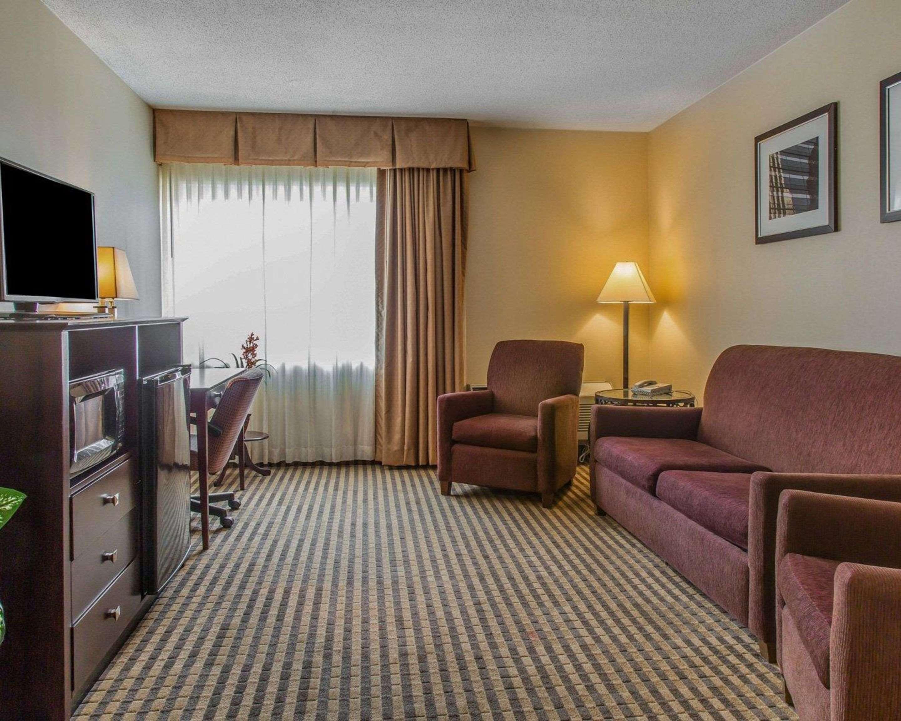 Rodeway Inn & Suites East Windsor Екстер'єр фото