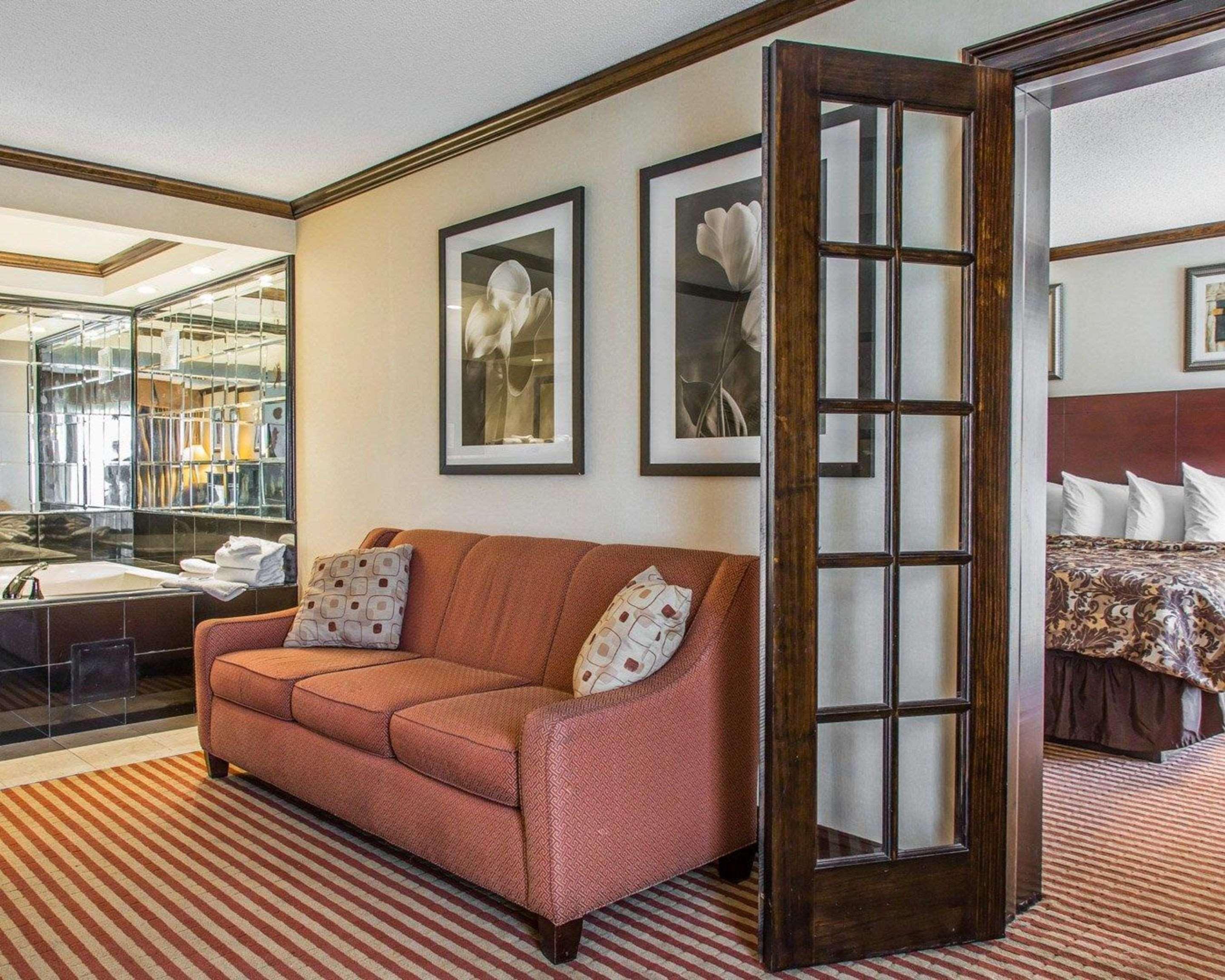 Rodeway Inn & Suites East Windsor Екстер'єр фото