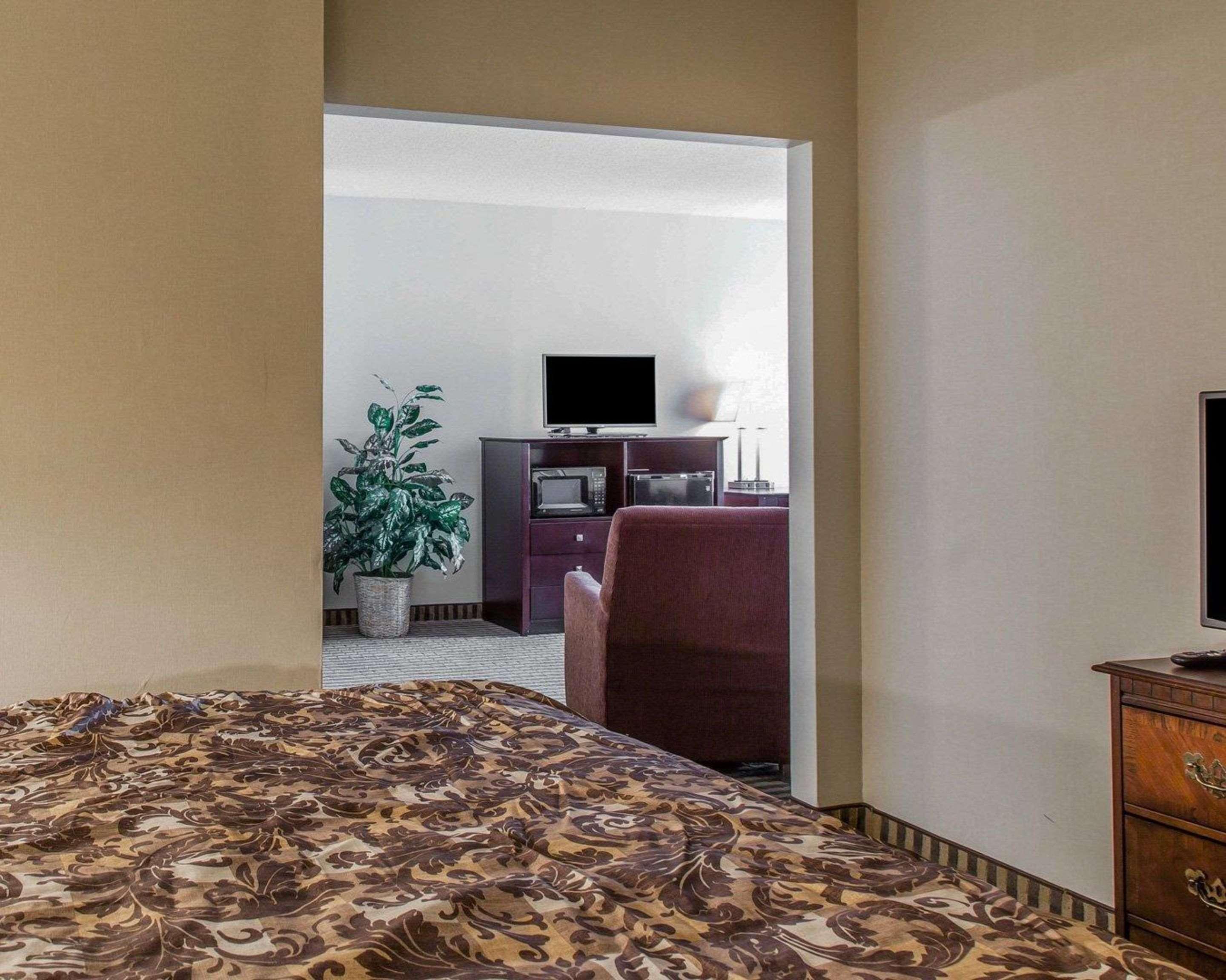 Rodeway Inn & Suites East Windsor Екстер'єр фото