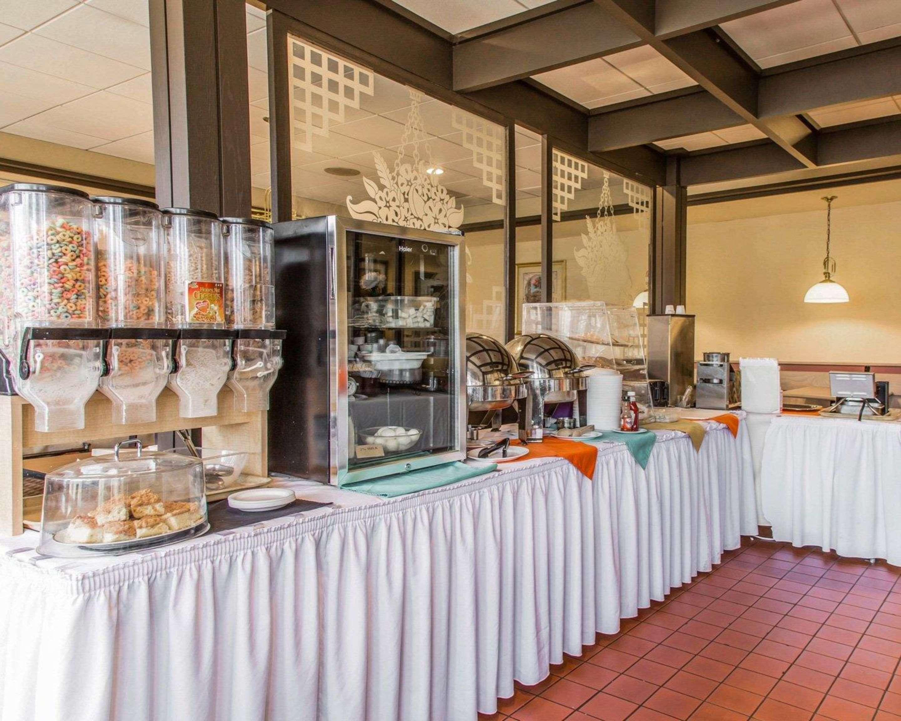 Rodeway Inn & Suites East Windsor Екстер'єр фото