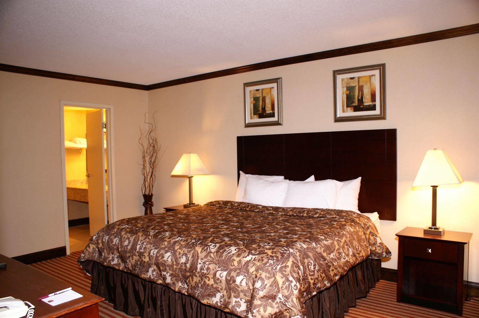 Rodeway Inn & Suites East Windsor Екстер'єр фото
